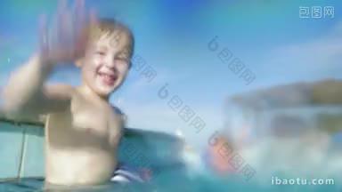 快乐的小男孩在度假村的游<strong>泳</strong>池里玩得很开心，他<strong>往</strong>相机上泼水，笑着